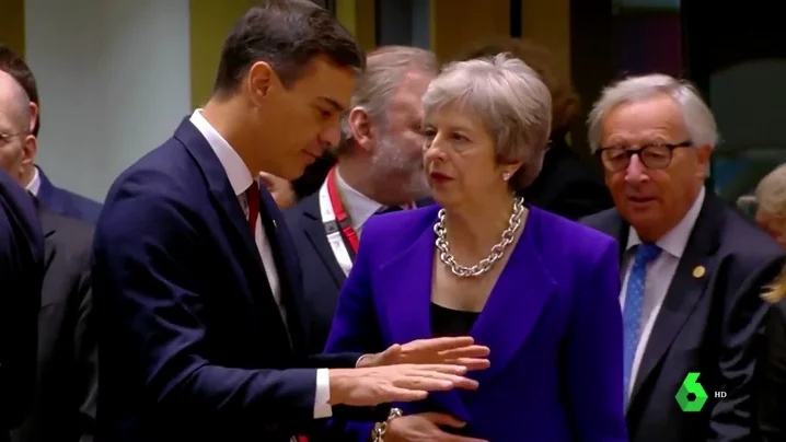 Theresa May junto a Pedro Sánchez