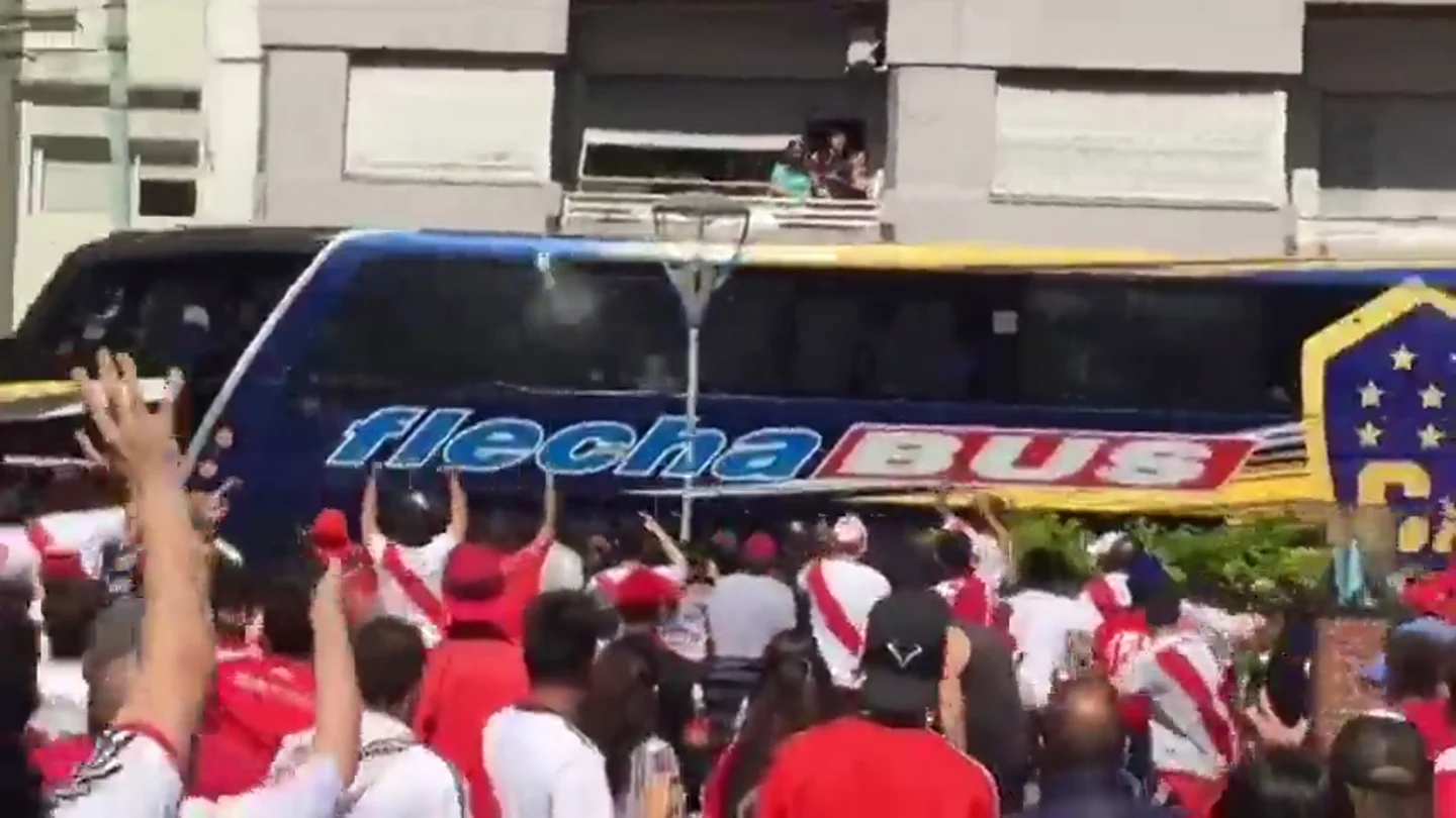 Pedradas y gas pimienta en la llegada de Boca Juniors al Monumental antes de la final de la Copa Libertadores Pedradas y gas pimienta en la llegada de Boca Juniors al Monumental antes de la final de la Copa Libertadores