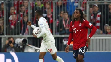 Dodi Lukebakio celebra uno de sus goles contra el Bayern