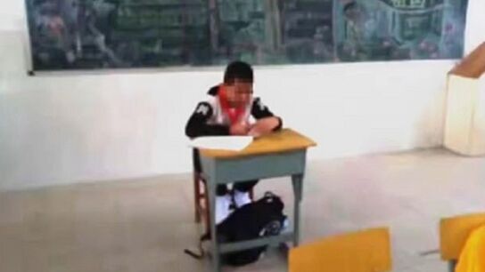 Imagen del ni&ntilde;o apartado de sus compa&ntilde;eros por tener c&aacute;ncer