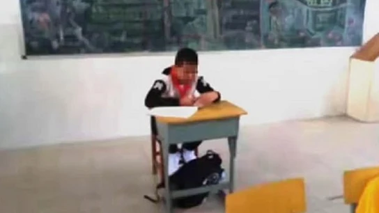 Imagen del niño apartado de sus compañeros por tener cáncer Imagen del niño apartado de sus compañeros por tener cáncer