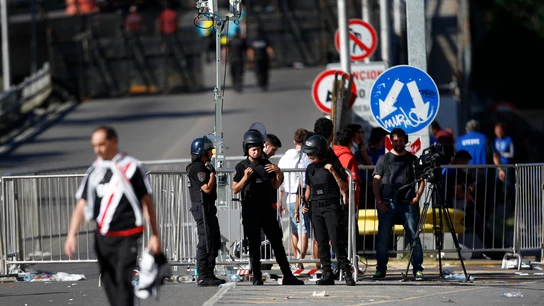 La Policía rodea el estadio Monumental de River Plate La Policía rodea el estadio Monumental de River Plate