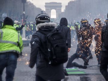 Las fuerzas del orden francesa lanzaron hoy en París gases lacrimógenos Las fuerzas del orden francesa lanzaron hoy en París gases lacrimógenos