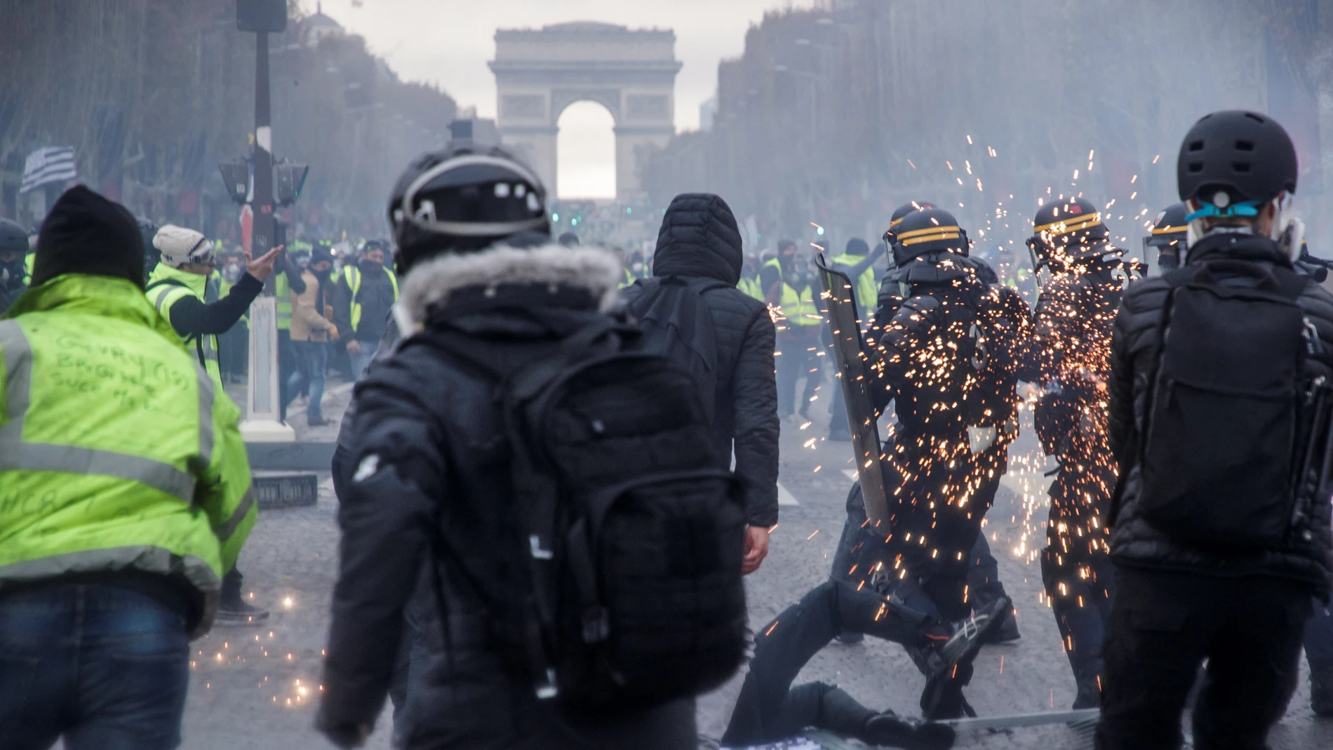 Las fuerzas del orden francesa lanzaron hoy en París gases lacrimógenos