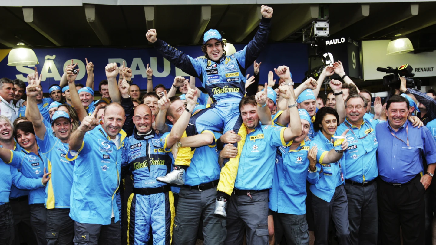 Fernando Alonso celebra el Mundial 2005 con Renault Fernando Alonso celebra el Mundial 2005 con Renault