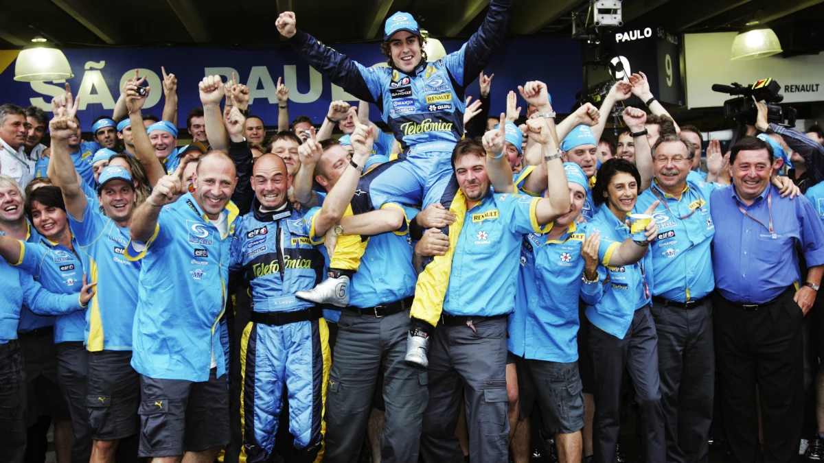 Fernando Alonso celebra el Mundial 2005 con Renault