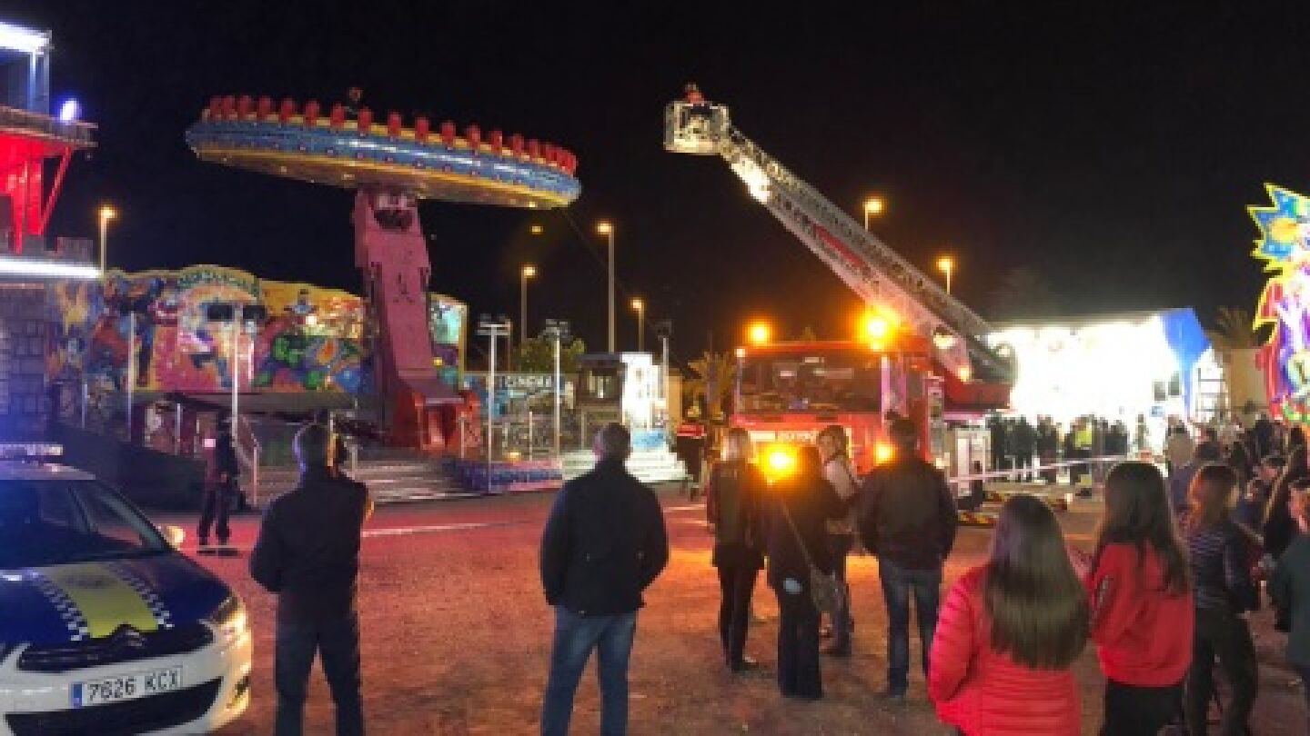Personas suspendidas en una atracci&oacute;n de Elche