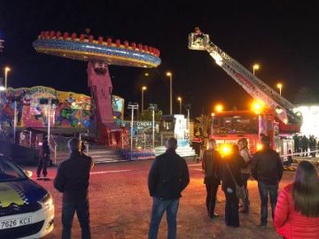 Personas suspendidas en una atracción de Elche Personas suspendidas en una atracción de Elche