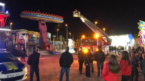 Personas suspendidas en una atracción de Elche