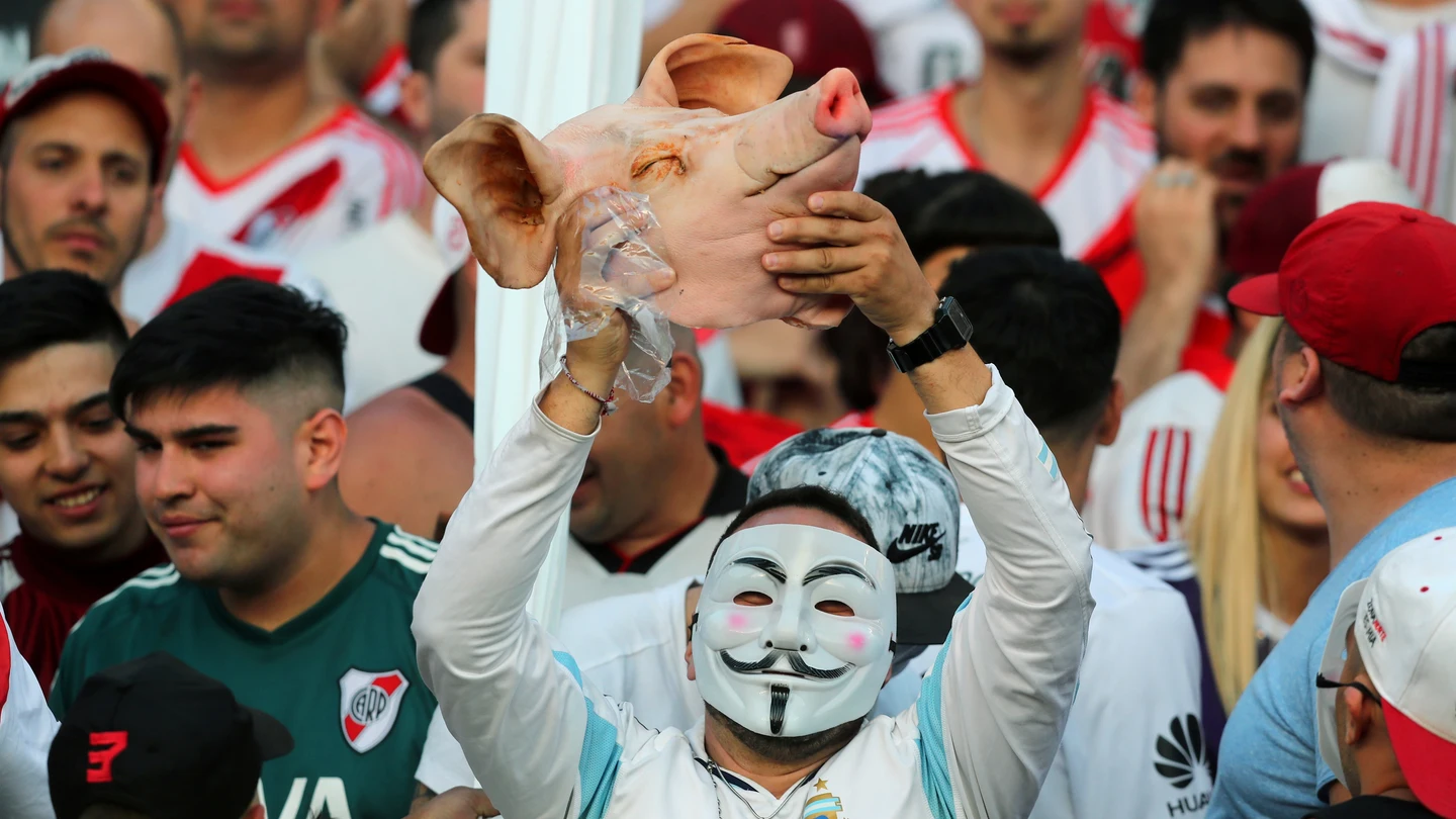 Un aficionado de River, con una cabeza de cochinillo en la grada del Monumental Un aficionado de River, con una cabeza de cochinillo en la grada del Monumental