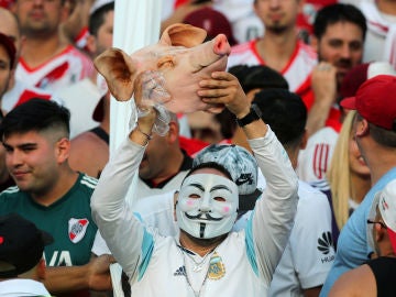 Un aficionado de River, con una cabeza de cochinillo en la grada del Monumental Un aficionado de River, con una cabeza de cochinillo en la grada del Monumental