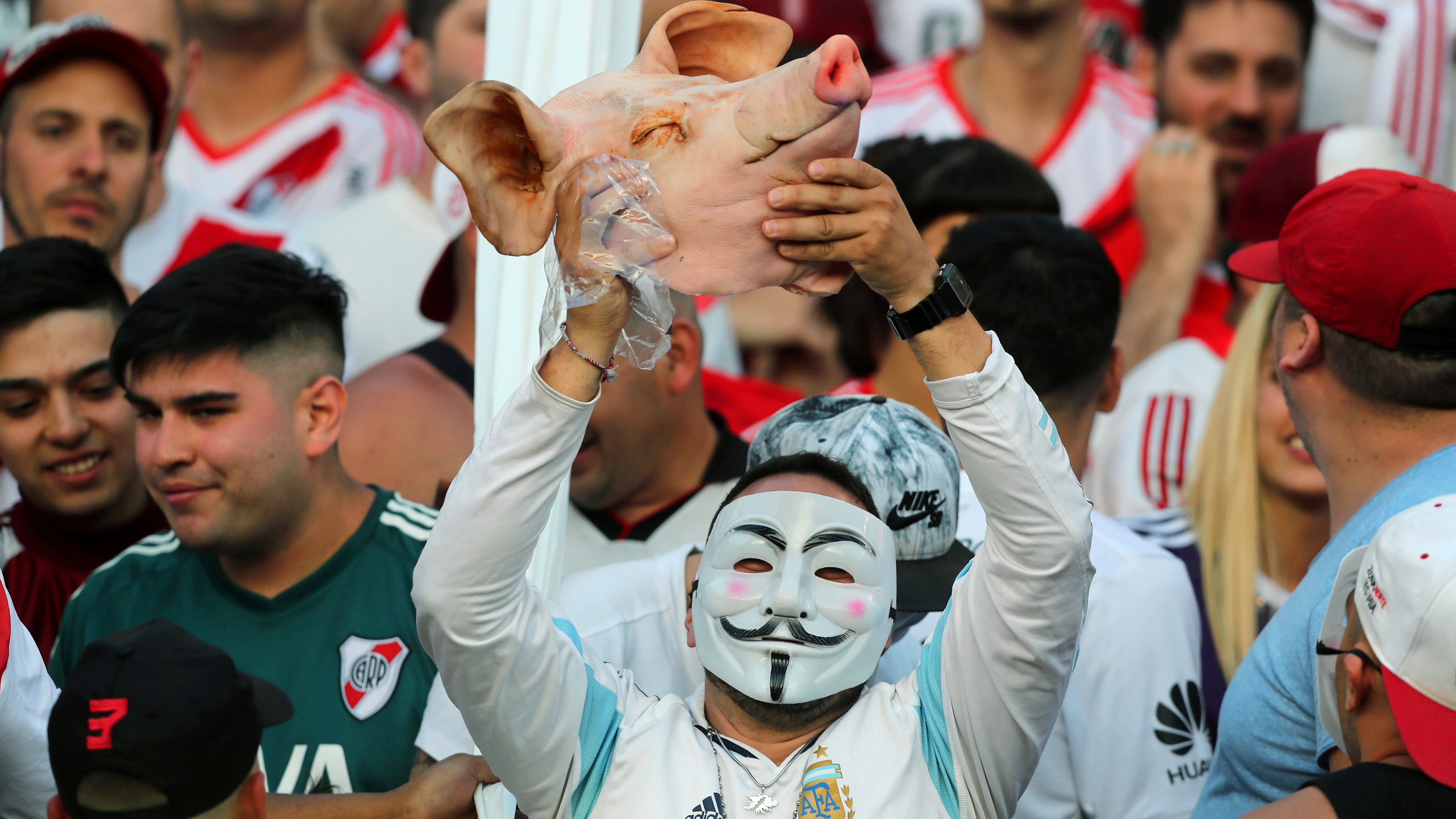 Un aficionado de River, con una cabeza de cochinillo en la grada del Monumental