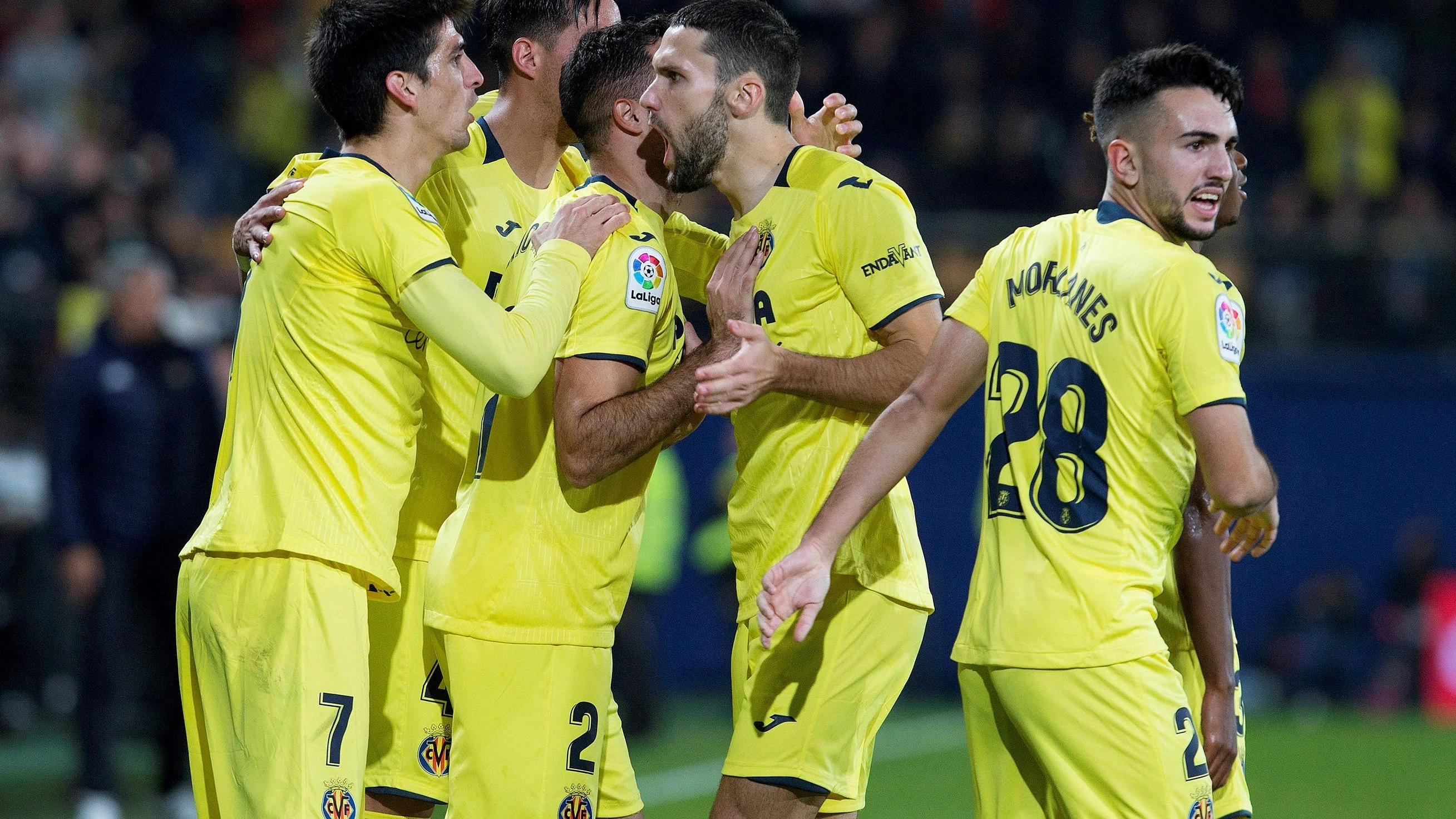 Los jugadores del Villarreal celebran el gol de Gerard Moreno contra el Betis