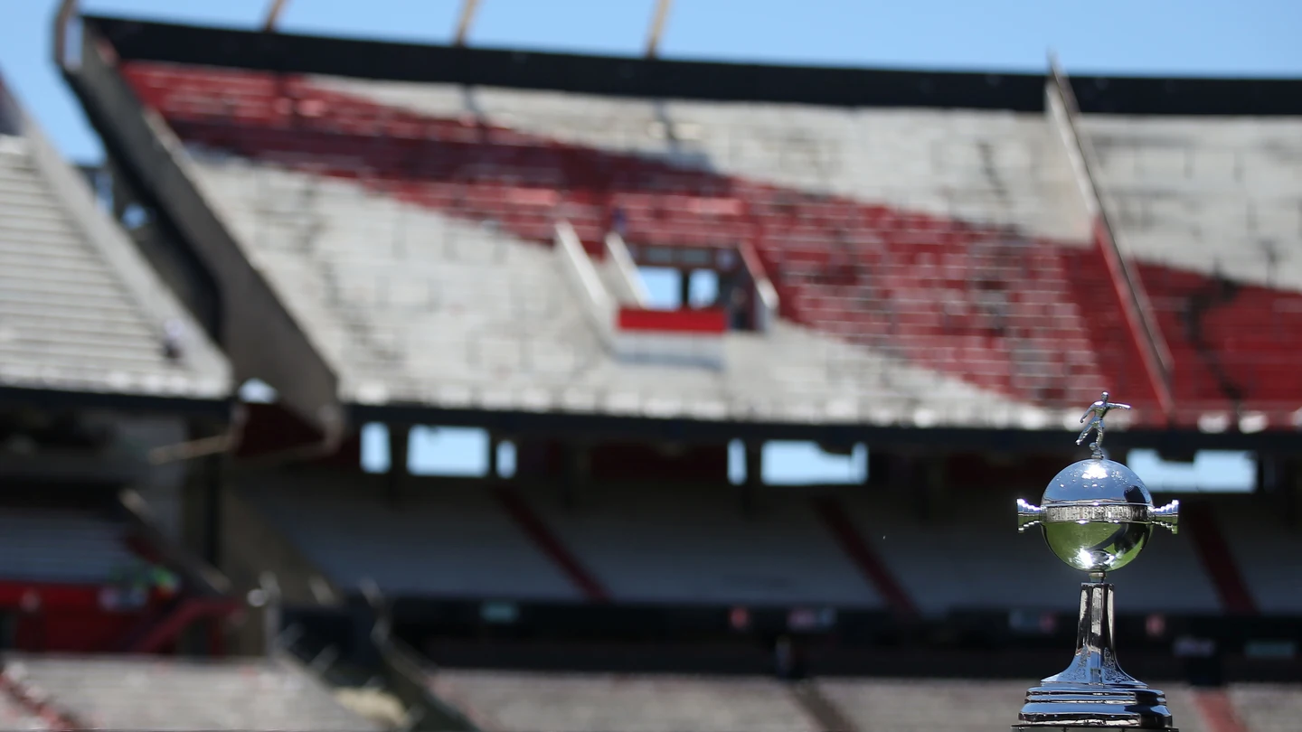 El trofeo de la Copa Libertadores, en el Monumental El trofeo de la Copa Libertadores, en el Monumental