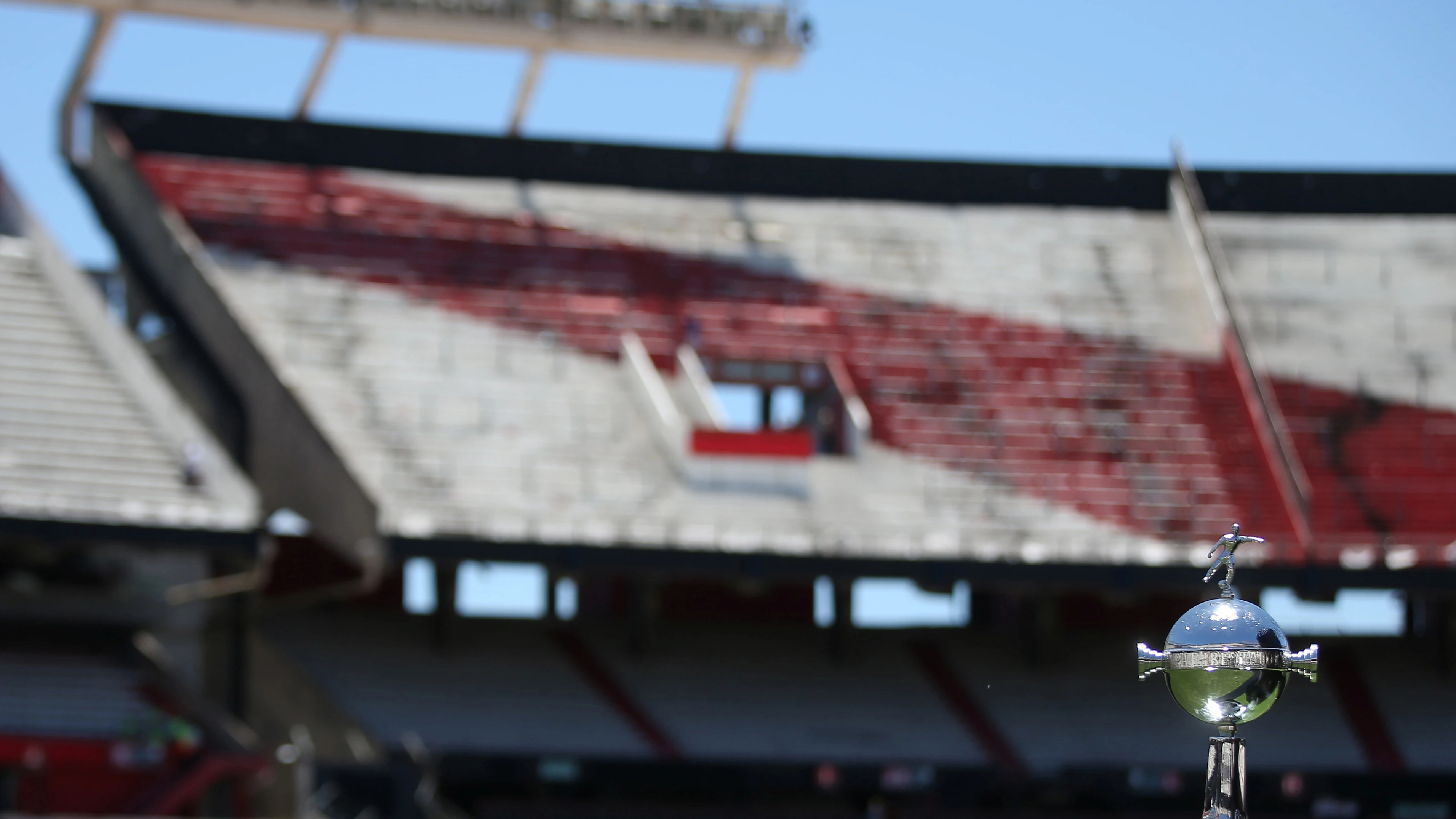 El trofeo de la Copa Libertadores, en el Monumental