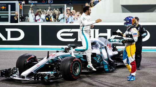 Hamilton saluda a Alonso Hamilton saluda a Alonso