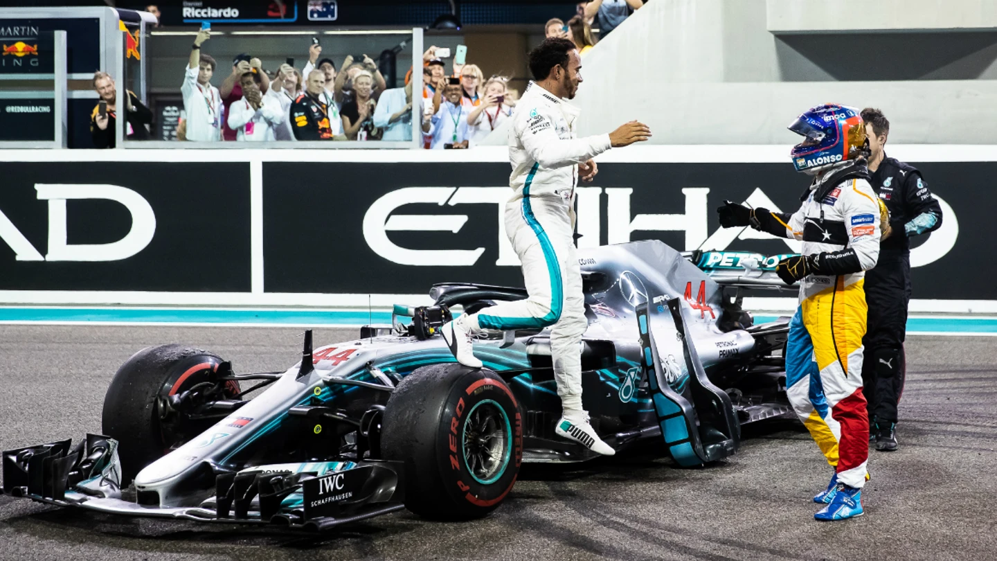 Hamilton saluda a Alonso Hamilton saluda a Alonso