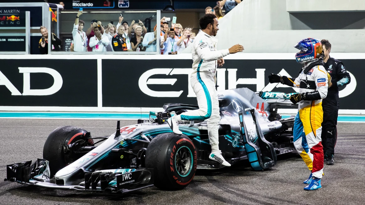 Hamilton saluda a Alonso