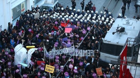 La Polic&iacute;a lanza gas en la protesta contra la violencia machista en Estambul