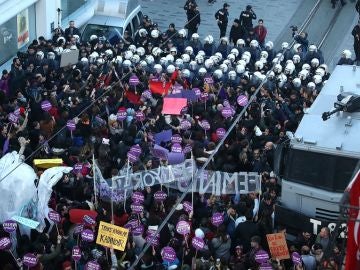 La Policía lanza gas en la protesta contra la violencia machista en Estambul La Policía lanza gas en la protesta contra la violencia machista en Estambul