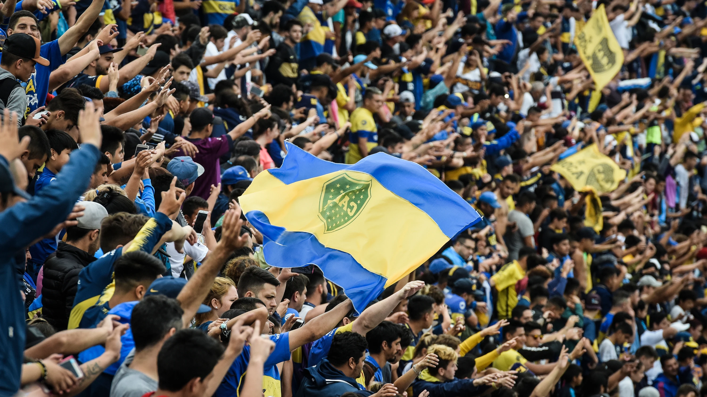 Aficionados de Boca Juniors, en el entrenamiento a puerta abierta en La Bombonera