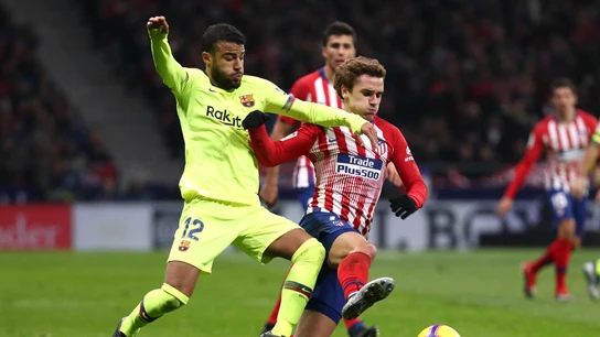 Rafinha intenta robarle el balón a Griezmann Rafinha intenta robarle el balón a Griezmann