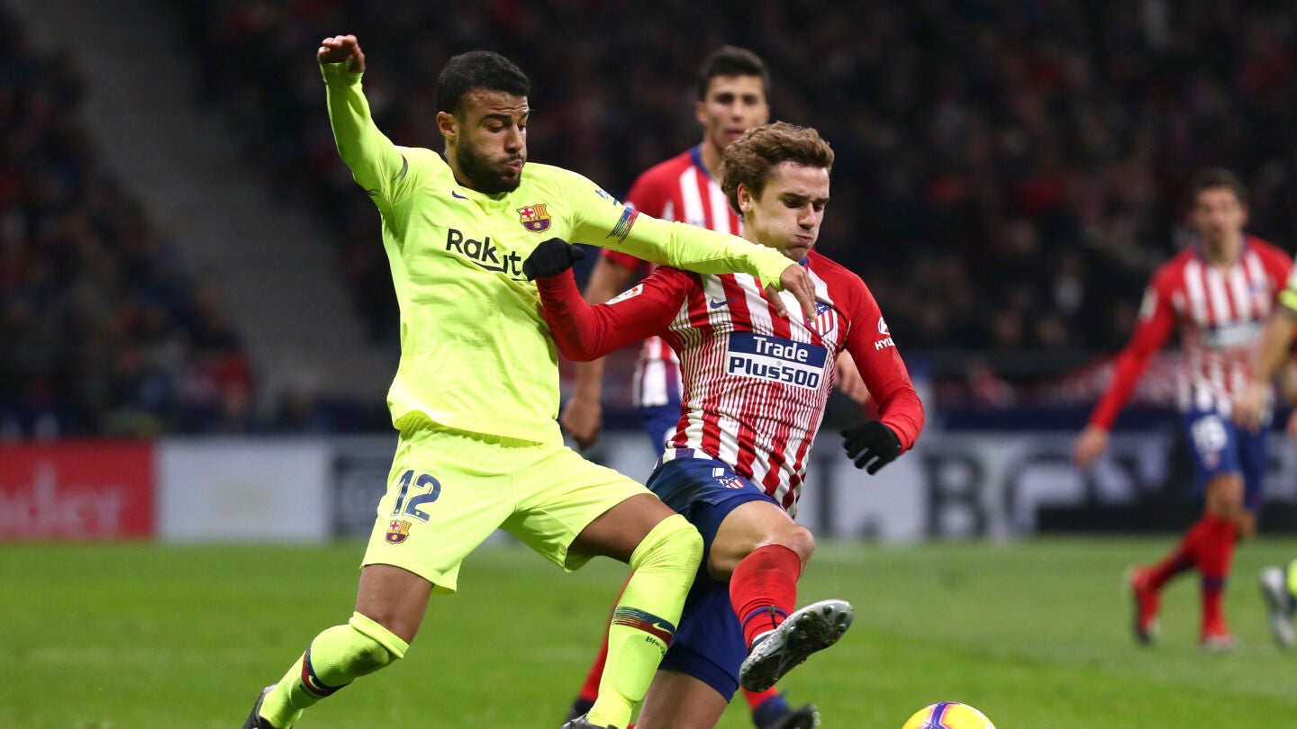Rafinha intenta robarle el bal&oacute;n a Griezmann