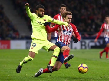Rafinha intenta robarle el balón a Griezmann Rafinha intenta robarle el balón a Griezmann