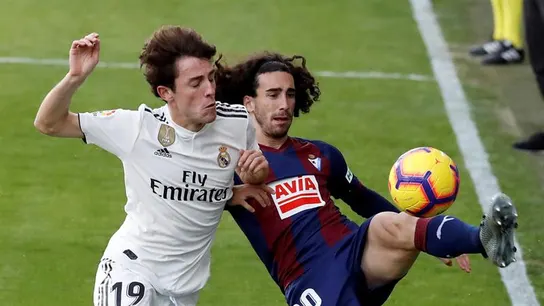 Marc Cucurella pelea un balón con Odriozola Marc Cucurella pelea un balón con Odriozola