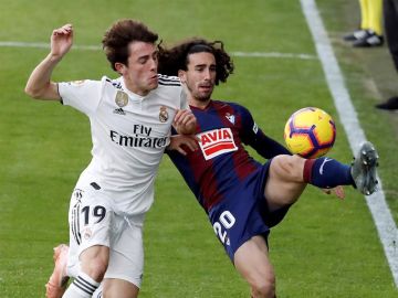 Marc Cucurella pelea un balón con Odriozola Marc Cucurella pelea un balón con Odriozola