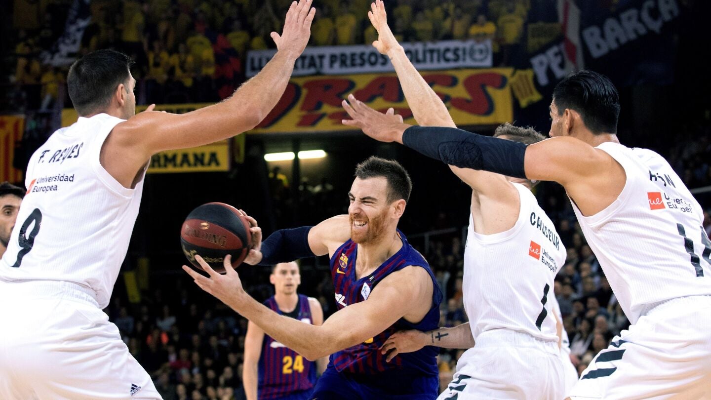 Claver entra a canasta ante la defensa del Real Madrid