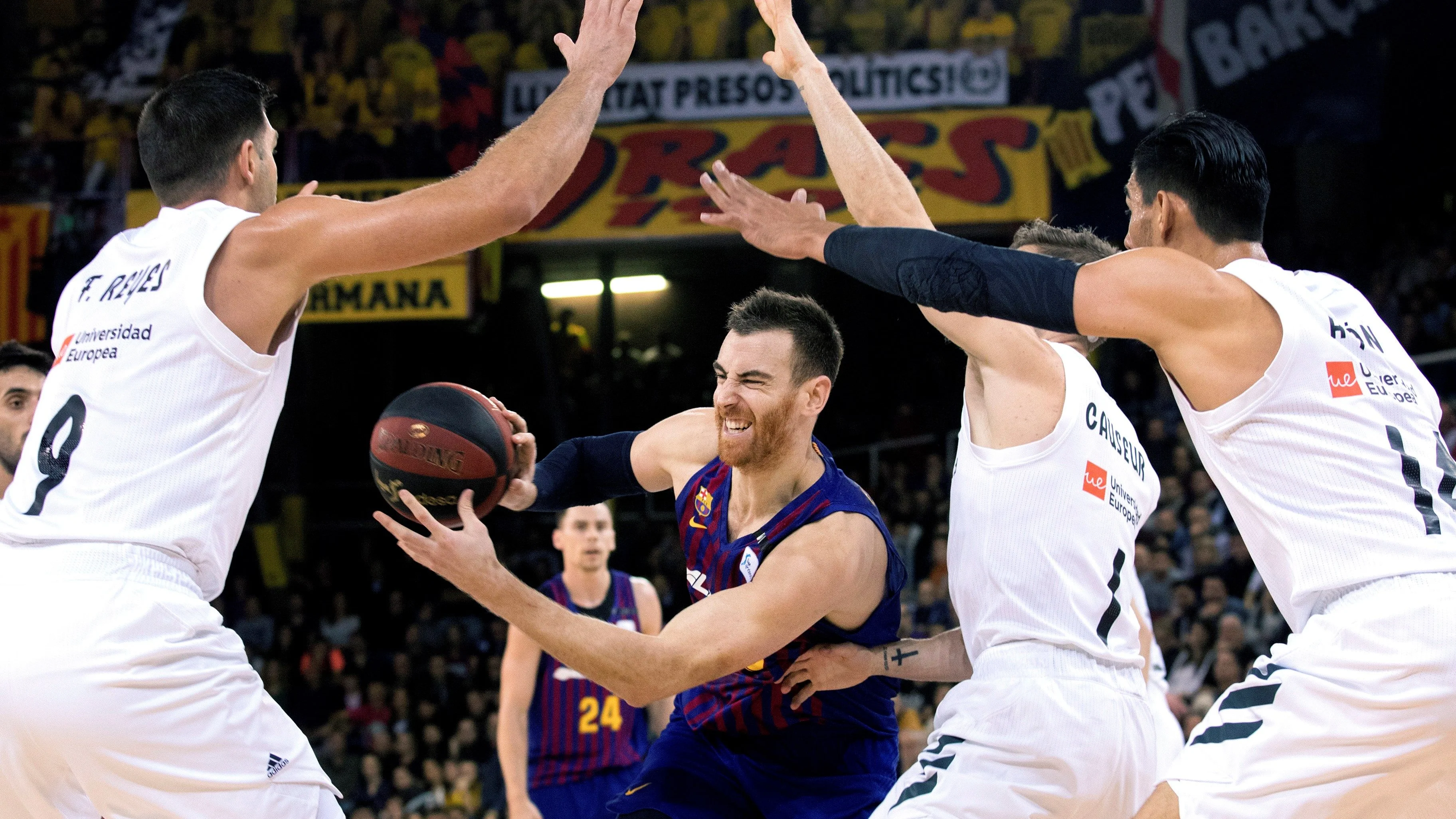 Claver entra a canasta ante la defensa del Real Madrid