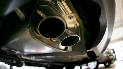 Imagen de archivo del tubo de escape de un vehículo en un concesionario Imagen de archivo del tubo de escape de un vehículo en un concesionario