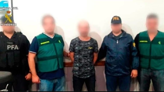 Imagen de agentes de la Guardia Civil junto al hombre detenido en Argentina Imagen de agentes de la Guardia Civil junto al hombre detenido en Argentina