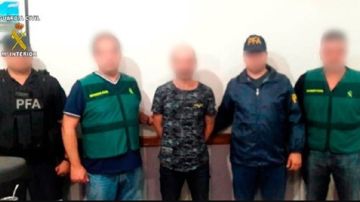 Imagen de agentes de la Guardia Civil junto al hombre detenido en Argentina