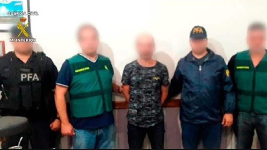 Imagen de agentes de la Guardia Civil junto al hombre detenido en Argentina