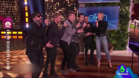 Emily Blunt se enfrenta a su miedo más atroz con la ayuda sorpresa de los Backstreet Boys: cantar delante de un montón de gente Emily Blunt se enfrenta a su miedo más atroz con la ayuda sorpresa de los Backstreet Boys: cantar delante de un montón de gente