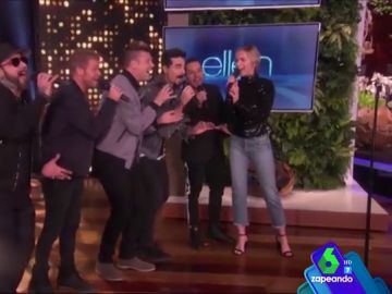 Emily Blunt se enfrenta a su miedo más atroz con la ayuda sorpresa de los Backstreet Boys: cantar delante de un montón de gente Emily Blunt se enfrenta a su miedo más atroz con la ayuda sorpresa de los Backstreet Boys: cantar delante de un montón de gente