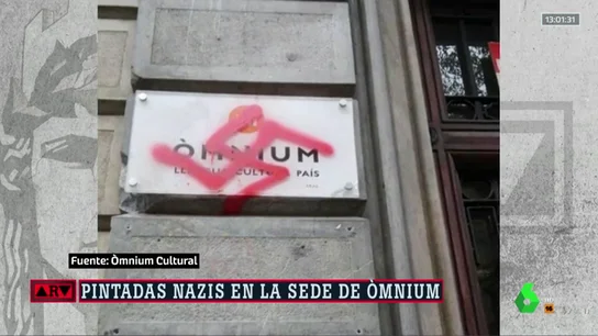 Una esvástica pintada en la sede de Òmnium Una esvástica pintada en la sede de Òmnium