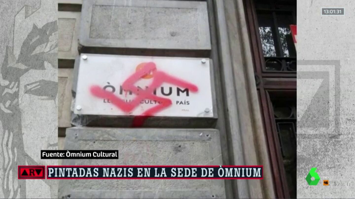 Una esv&aacute;stica pintada en la sede de &Ograve;mnium