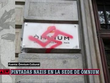 Una esvástica pintada en la sede de Òmnium Una esvástica pintada en la sede de Òmnium
