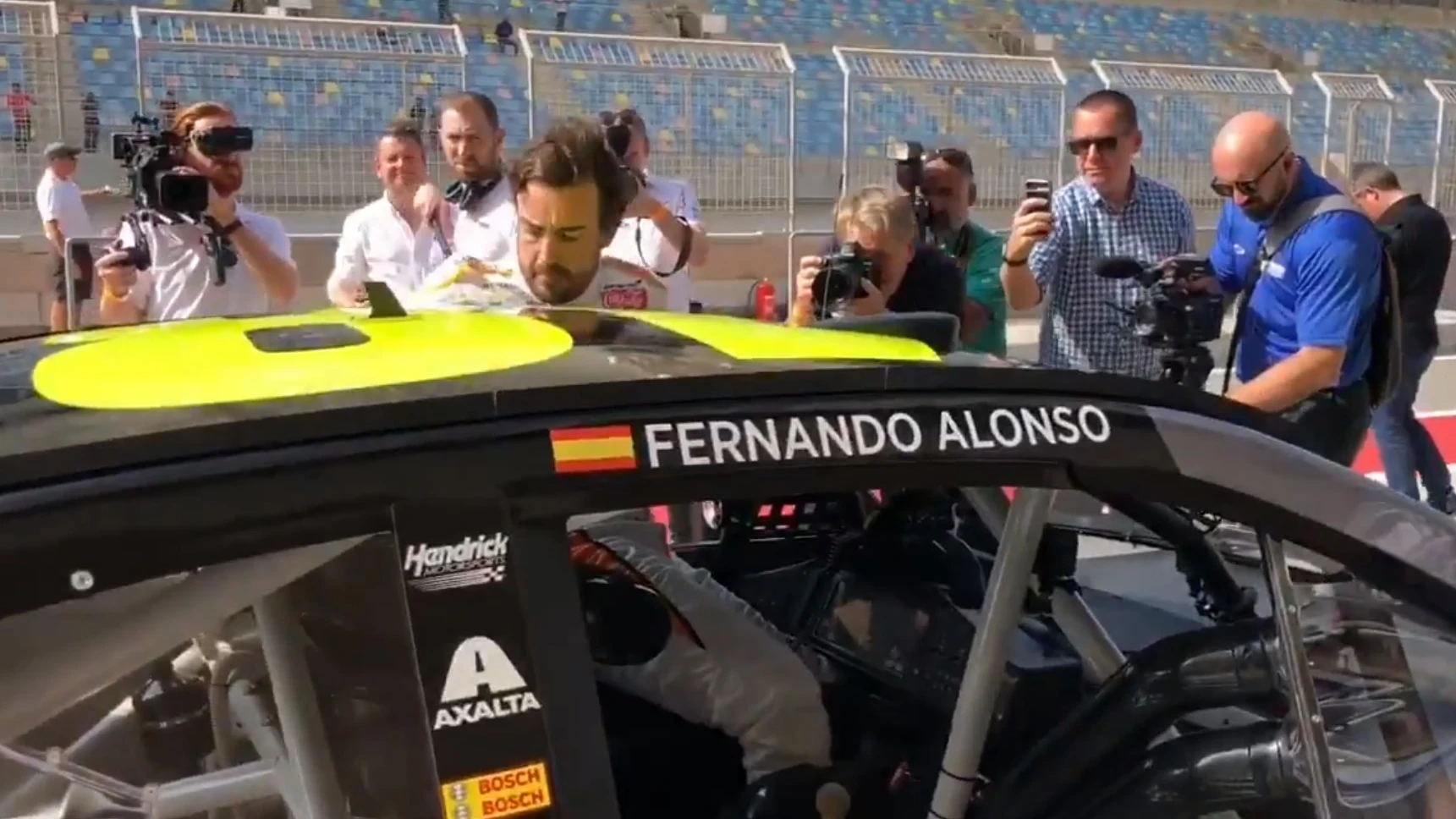 Fernando Alonso probando un monoplaza de la NASCAR en Shakir