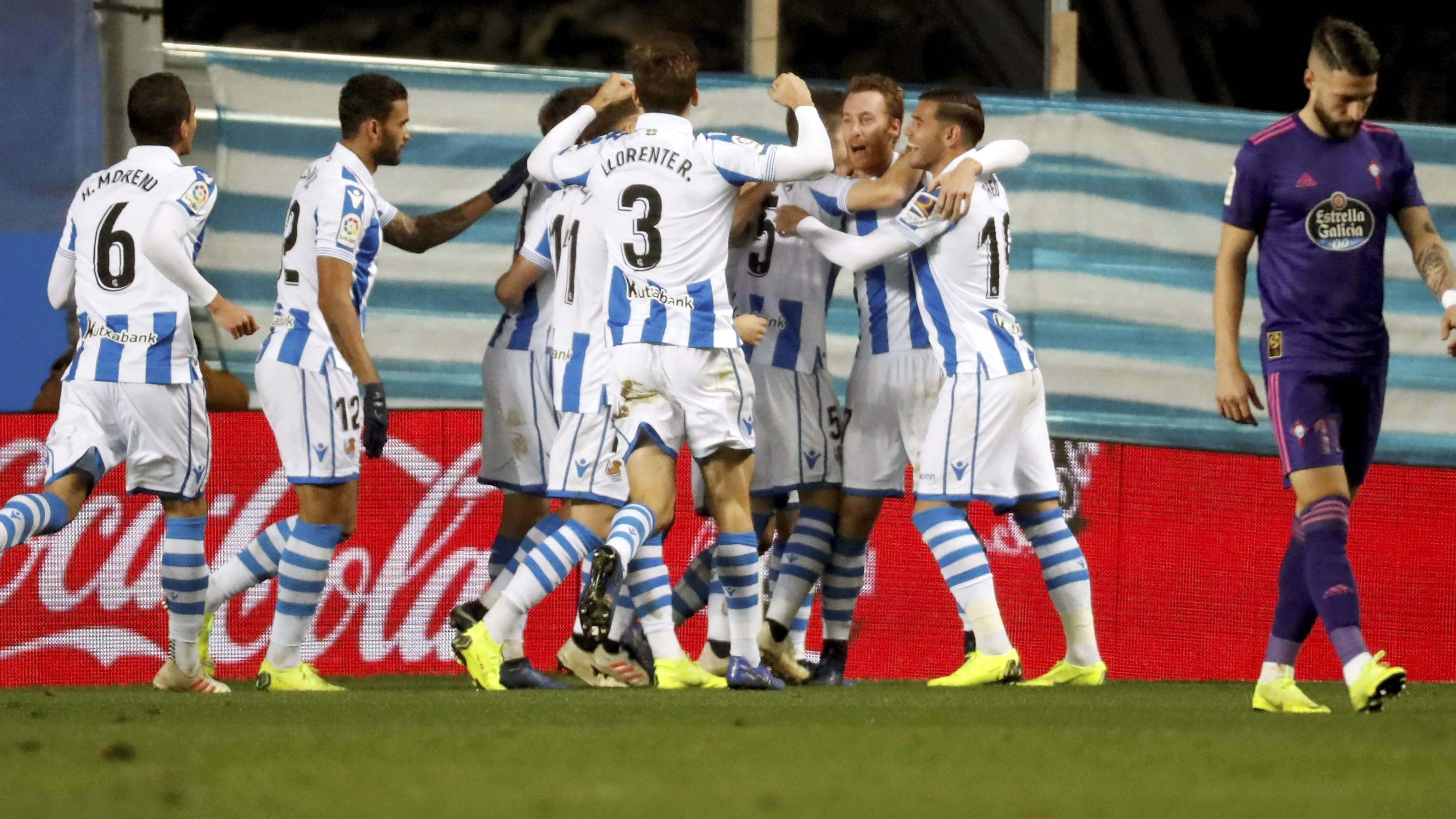 Los jugadores de la Real Sociedad celebran un gol