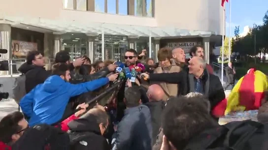 "Malnacido", "desgraciado", "tenías que irte de España": gritos a Dani Mateo tras declarar por sonarse con la bandera "Malnacido", "desgraciado", "tenías que irte de España": gritos a Dani Mateo tras declarar por sonarse con la bandera