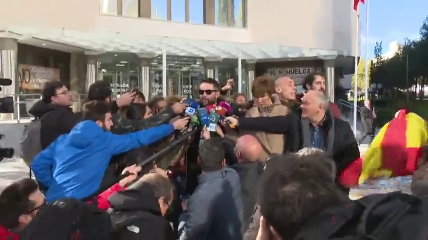 "Malnacido", "desgraciado", "tenías que irte de España": gritos a Dani Mateo tras declarar por sonarse con la bandera "Malnacido", "desgraciado", "tenías que irte de España": gritos a Dani Mateo tras declarar por sonarse con la bandera