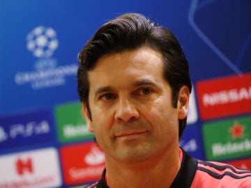 Solari escucha las preguntas en la sala de prensa Solari escucha las preguntas en la sala de prensa