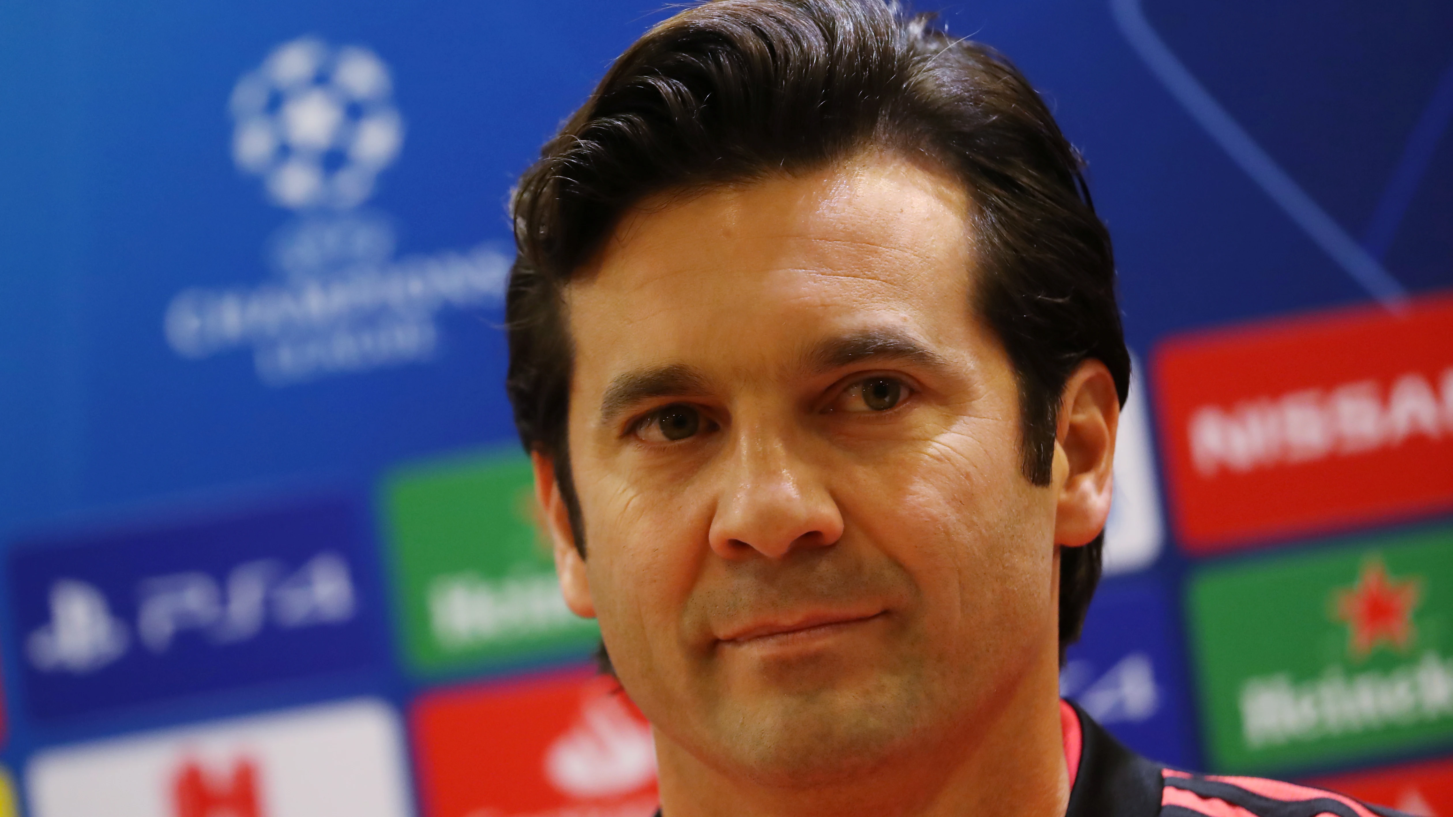 Solari escucha las preguntas en la sala de prensa