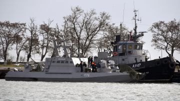 Un buque de guerra ucraniano y un remolcador permanecen en el puerto de Kerch