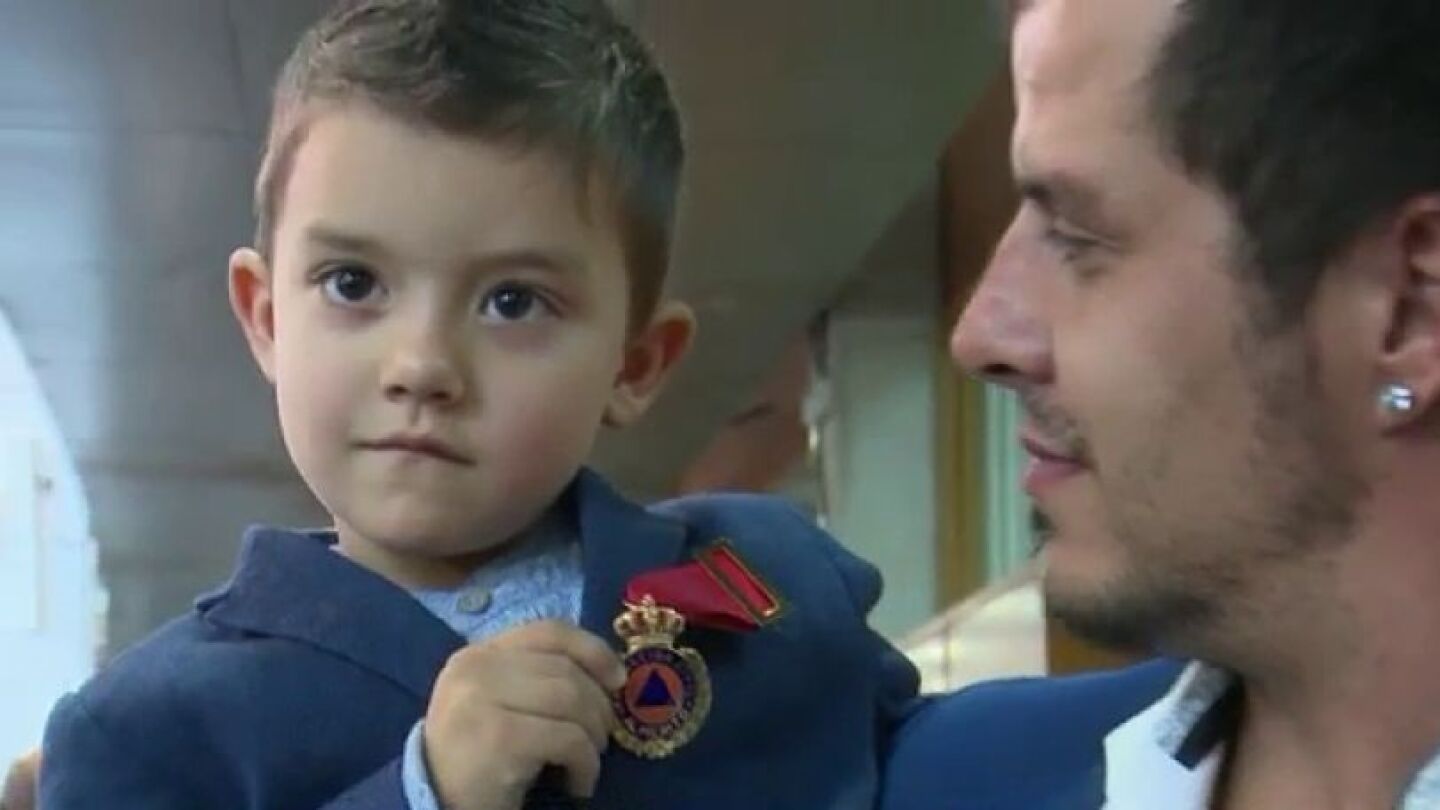 Menor que ha recibido la medalla al m&eacute;rito de protecci&oacute;n civil por salvar a su madre