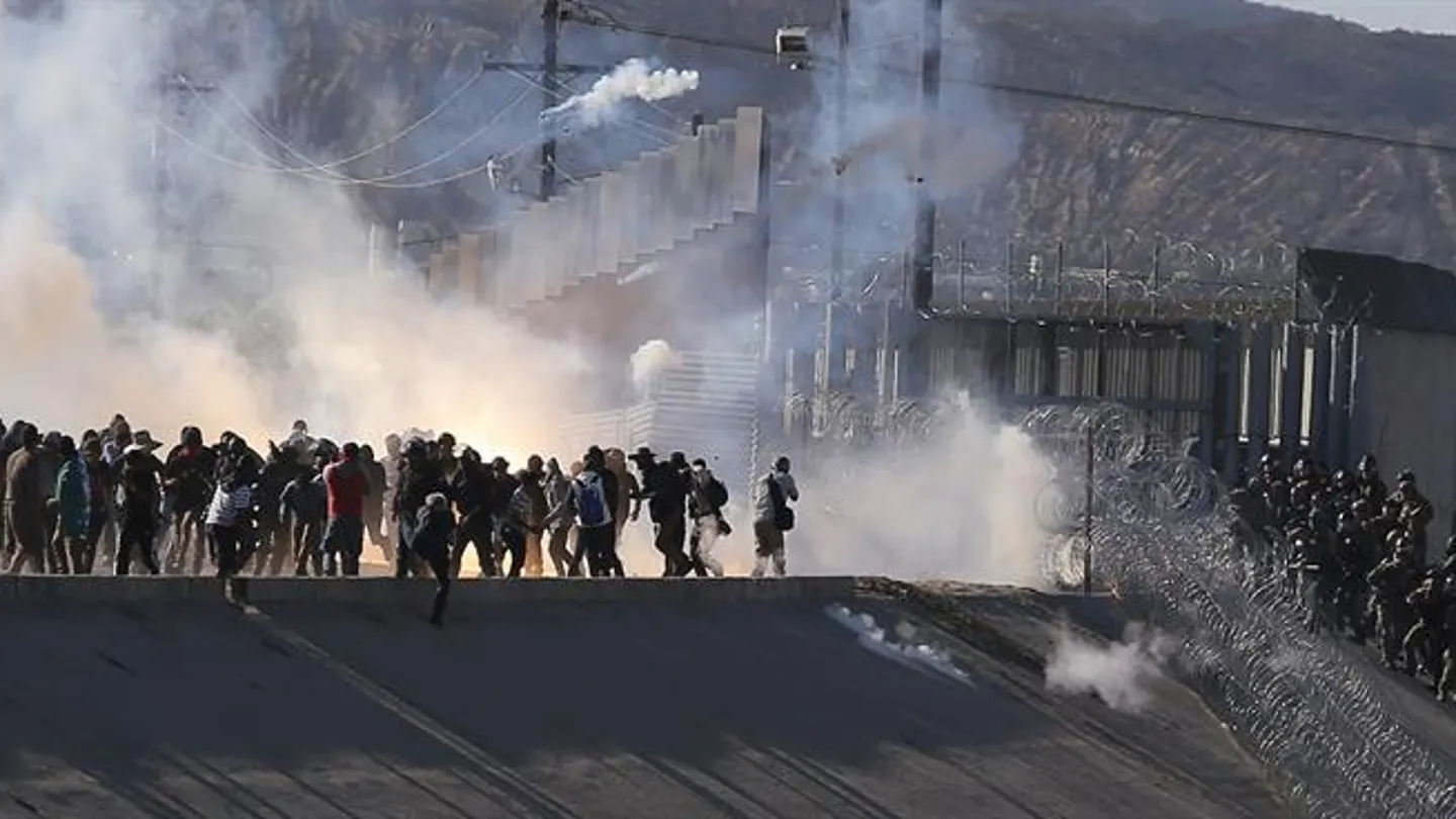 Vista de gases lacrimógenos que la policía fronteriza utilizó contra centenares de migrantes Vista de gases lacrimógenos que la policía fronteriza utilizó contra centenares de migrantes